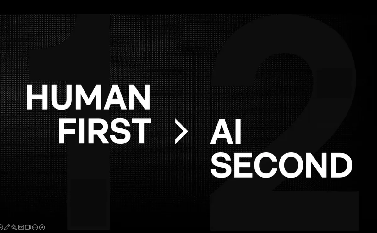 Folie „Human first, AI second“ aus einem Online-Training